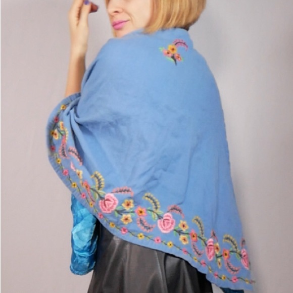 Floral Embroidered Blue Wool Cape Circa 1940s - Picture 9 of 10